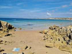Foto von Praia Baleal - Norte umgeben von Bergen