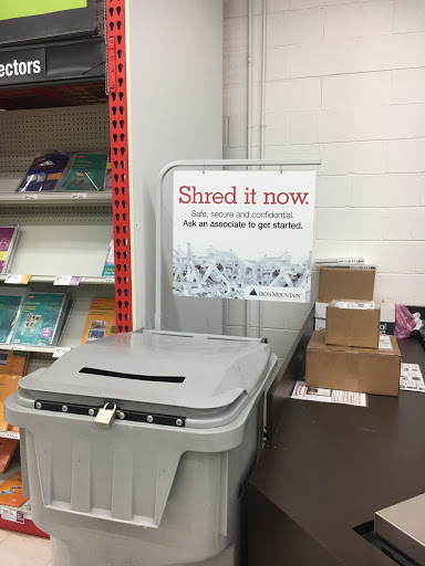 Office Supply Store «Staples», reviews and photos, 4214 W Wendover Ave, Greensboro, NC 27407, USA