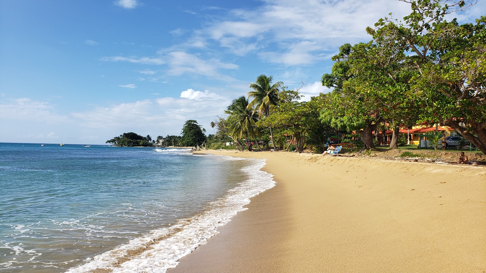 Foto van Playa Dona Lala Beach met recht en lang