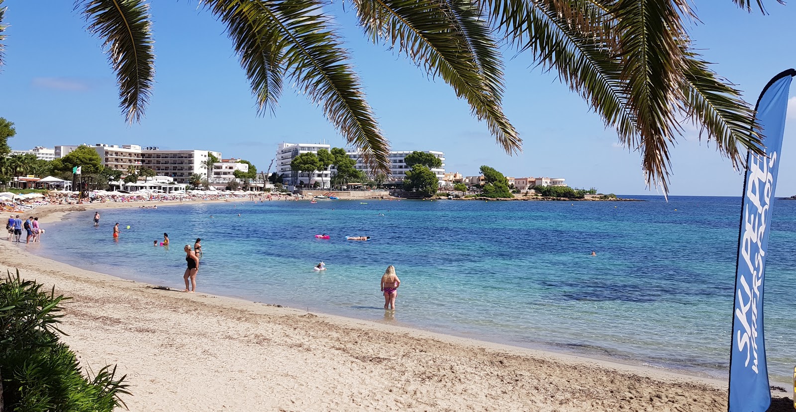 Fotografie cu Plaja Es Canar - locul popular printre cunoscătorii de relaxare