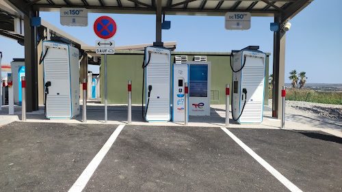 Borne de recharge de véhicules électriques TotalEnergies Charging Station La Palme