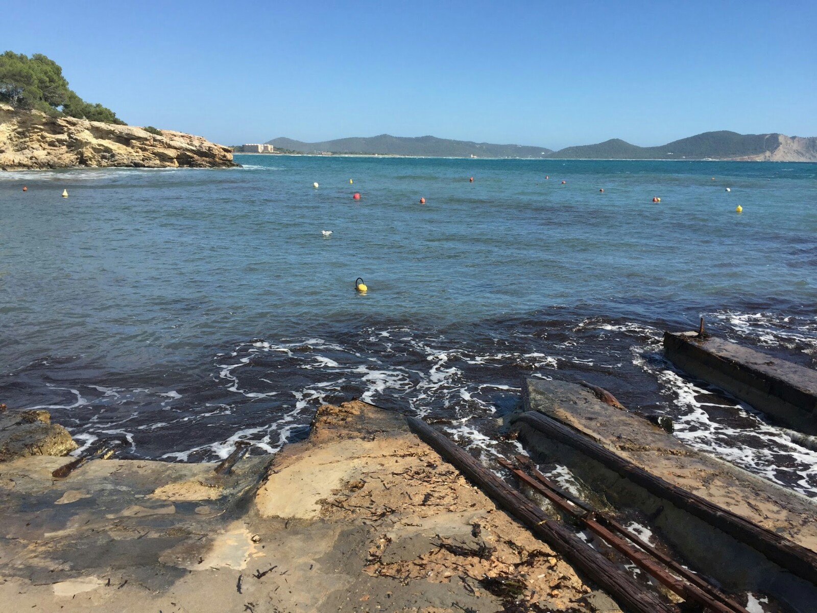 Foto av Playa Sa Caleta omgiven av berg