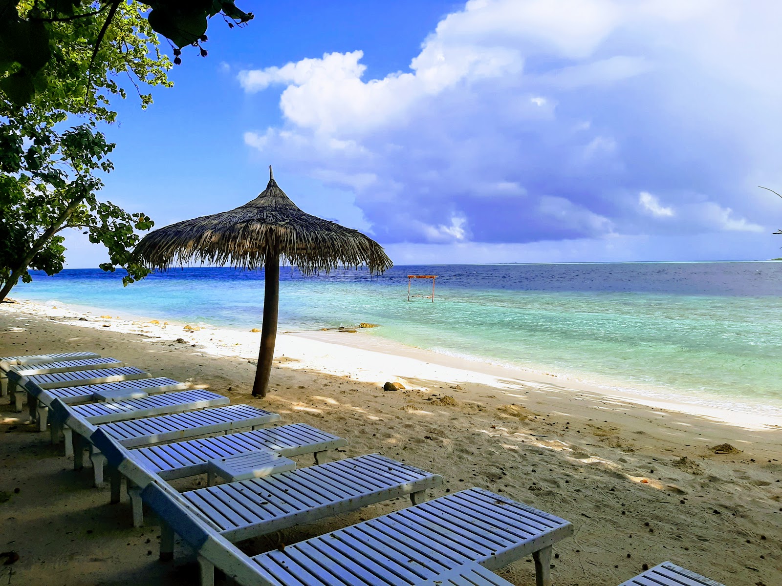 Photo de Haashim's Beach avec l'eau cristalline de surface