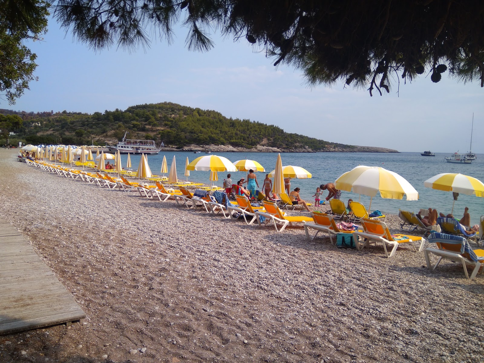 Foto av Agioi Anargyroi Beach med hög nivå av renlighet