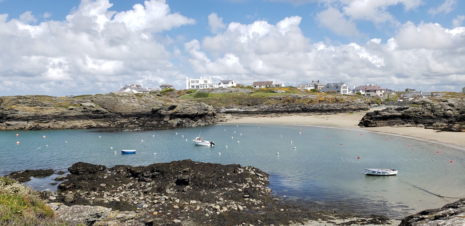 Porth Diana beach的照片 带有碧绿色纯水表面