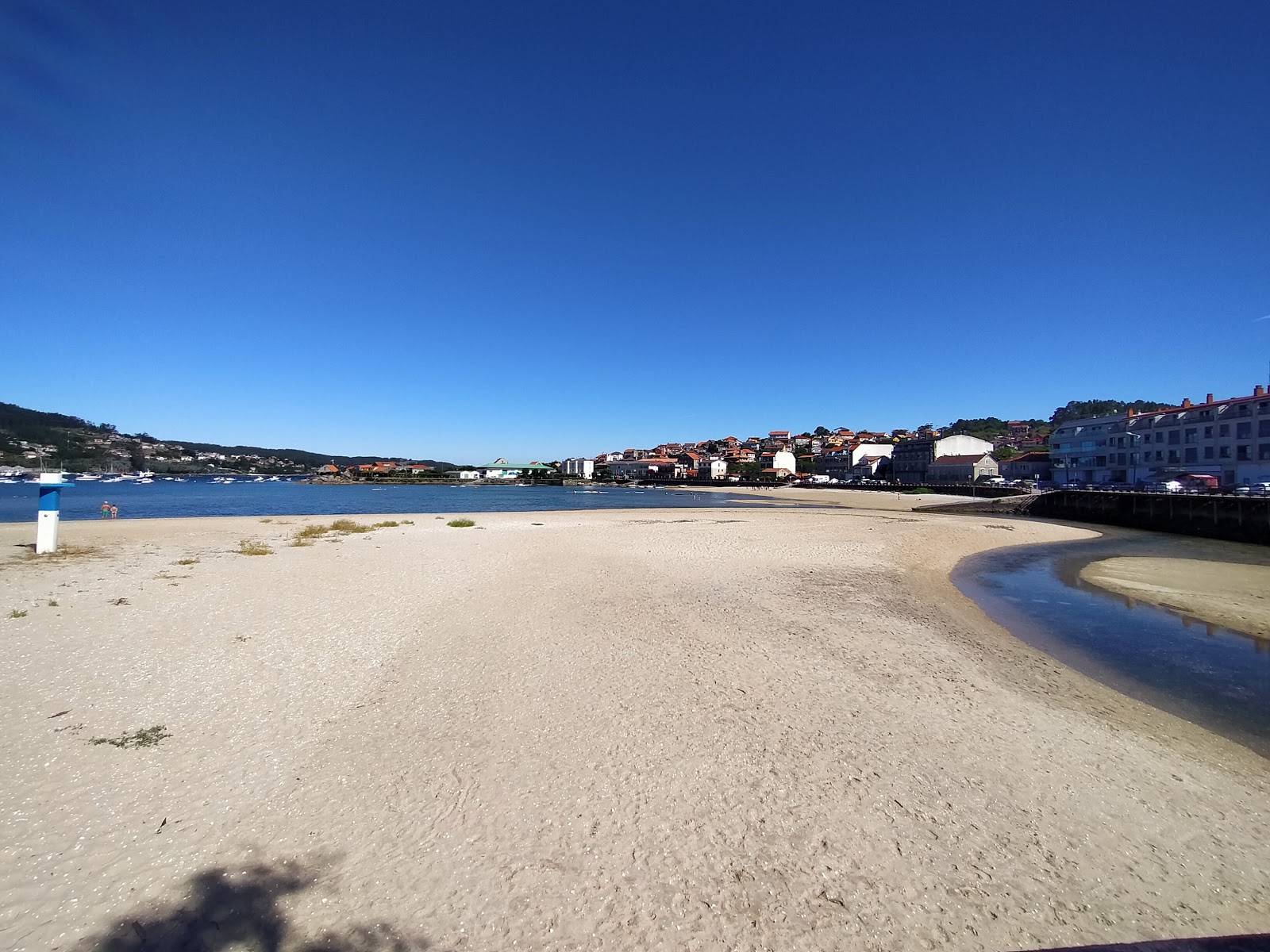 Foto di Praia de San Cibran con una superficie del sabbia beige