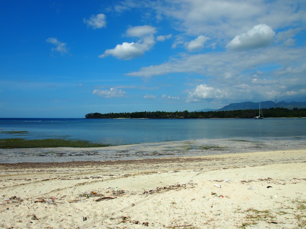 Foto de Medana Dewi Bahari Beach com areia brilhante superfície