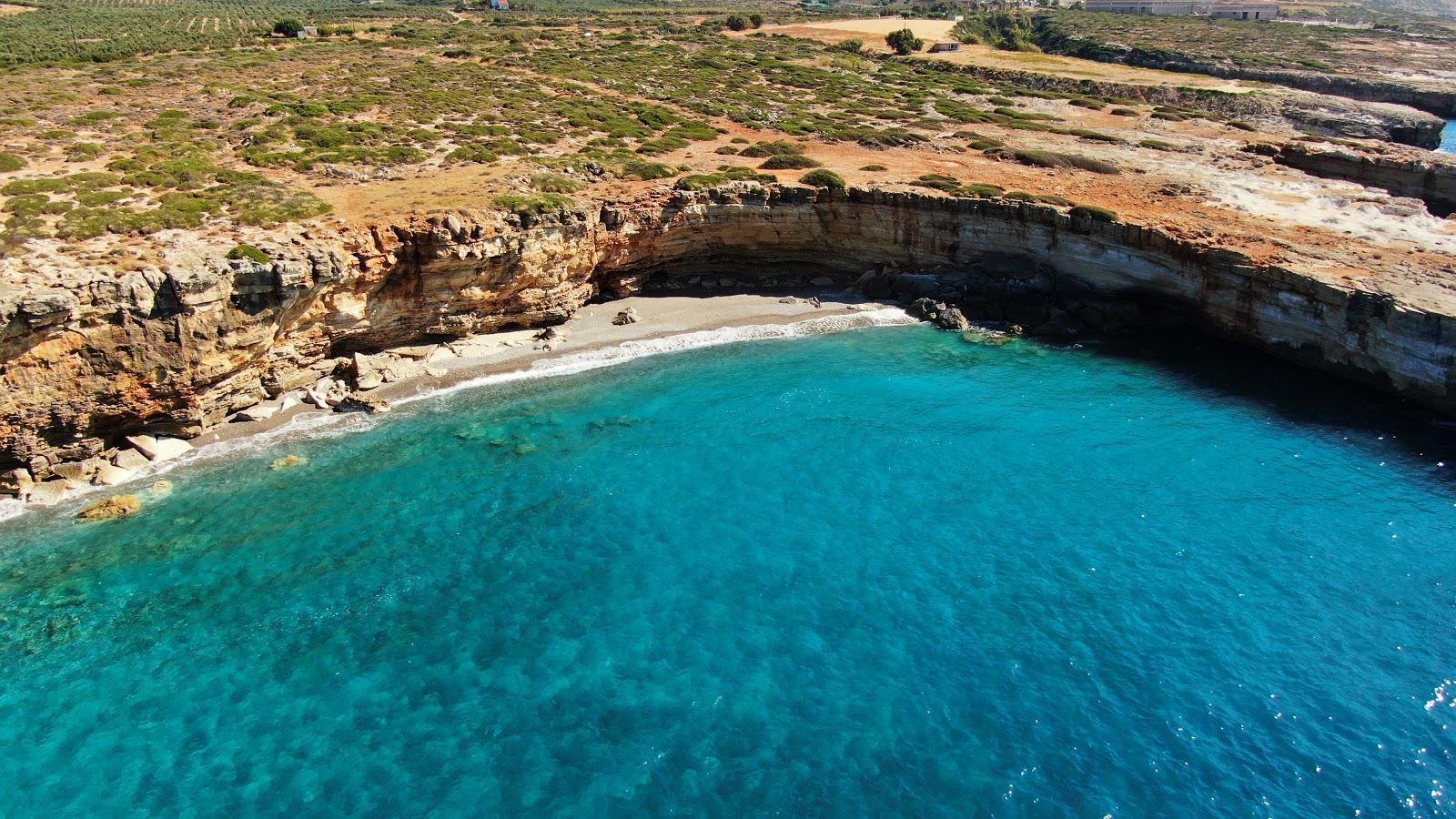 Zdjęcie Kamara Beach z powierzchnią beżowy piasek i kamyki