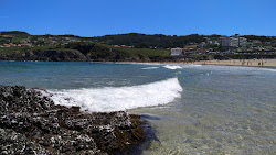 Playa de la Frouseira'in fotoğrafı dağlarla çevrili