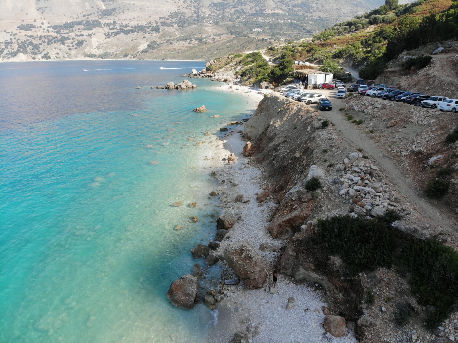 Photo de Plage de Vouti avec un niveau de propreté de partiellement propre