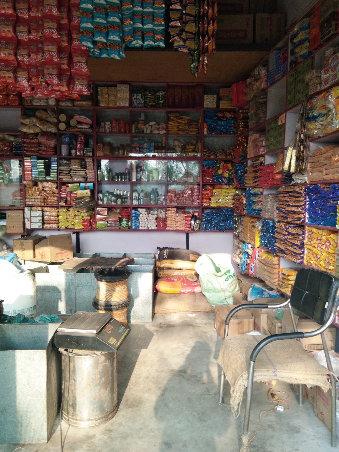 ओम किराना स्टोर(संजीव सिंघल)