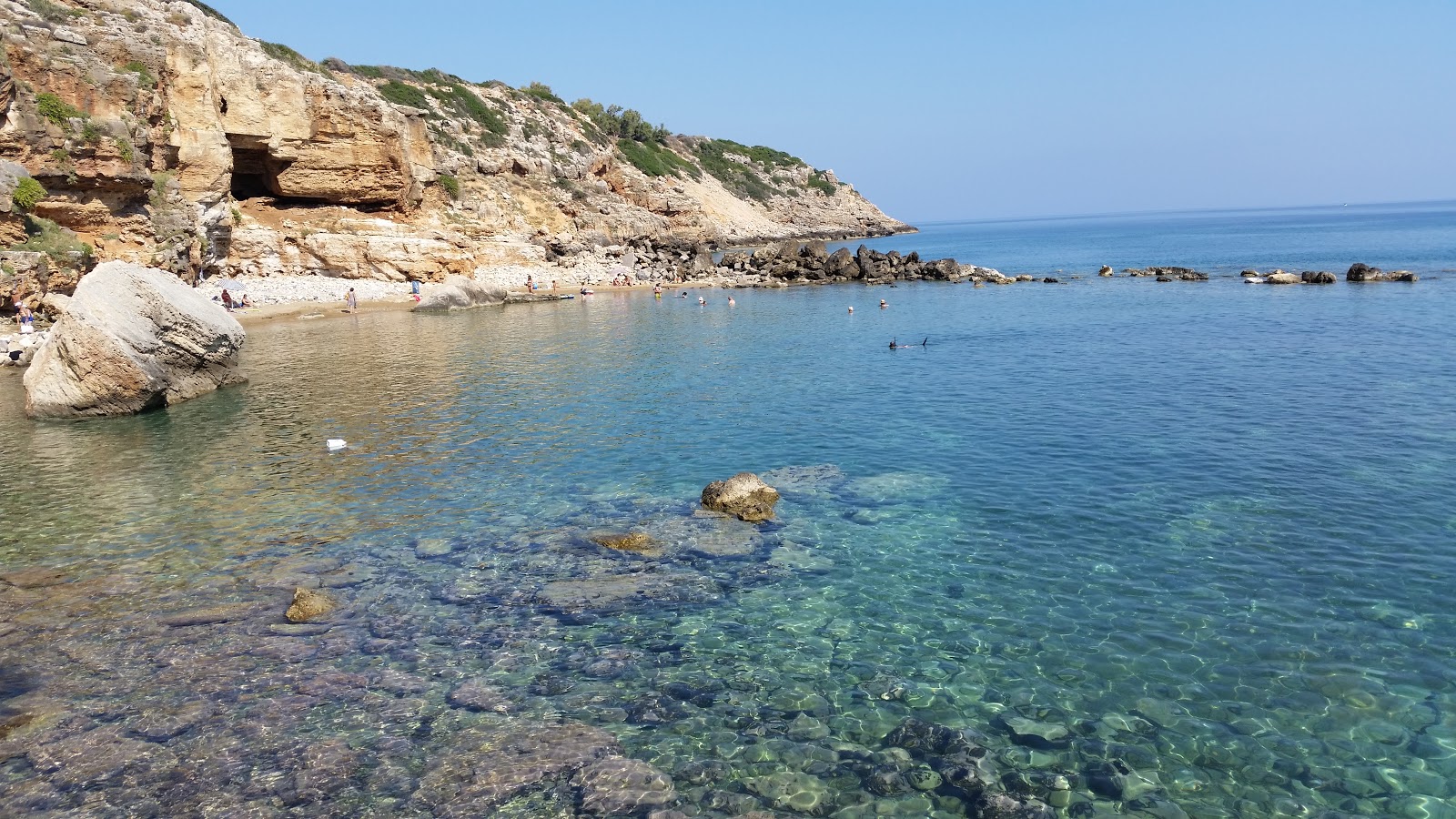 Gerani'in fotoğrafı dağlarla çevrili