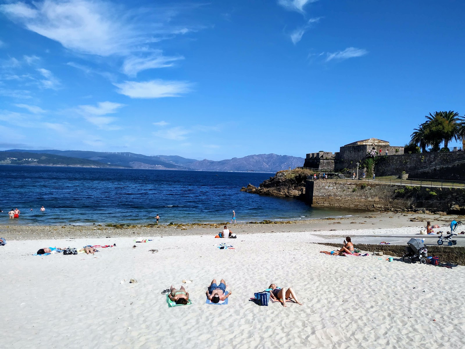 Zdjęcie Praia Da Ribeira z powierzchnią beżowy piasek