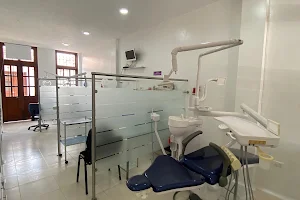 Odontología Especializada Dra. Claudia Cardoza image
