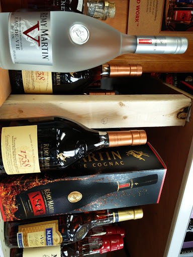 Liquor Store «Fairfield Wine & Liquor», reviews and photos, 296 Fairfield Ave, Waterbury, CT 06708, USA