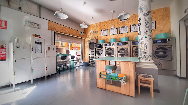 El Calcetin Perdut - Lavanderia Autoservicio and Luggage Storage