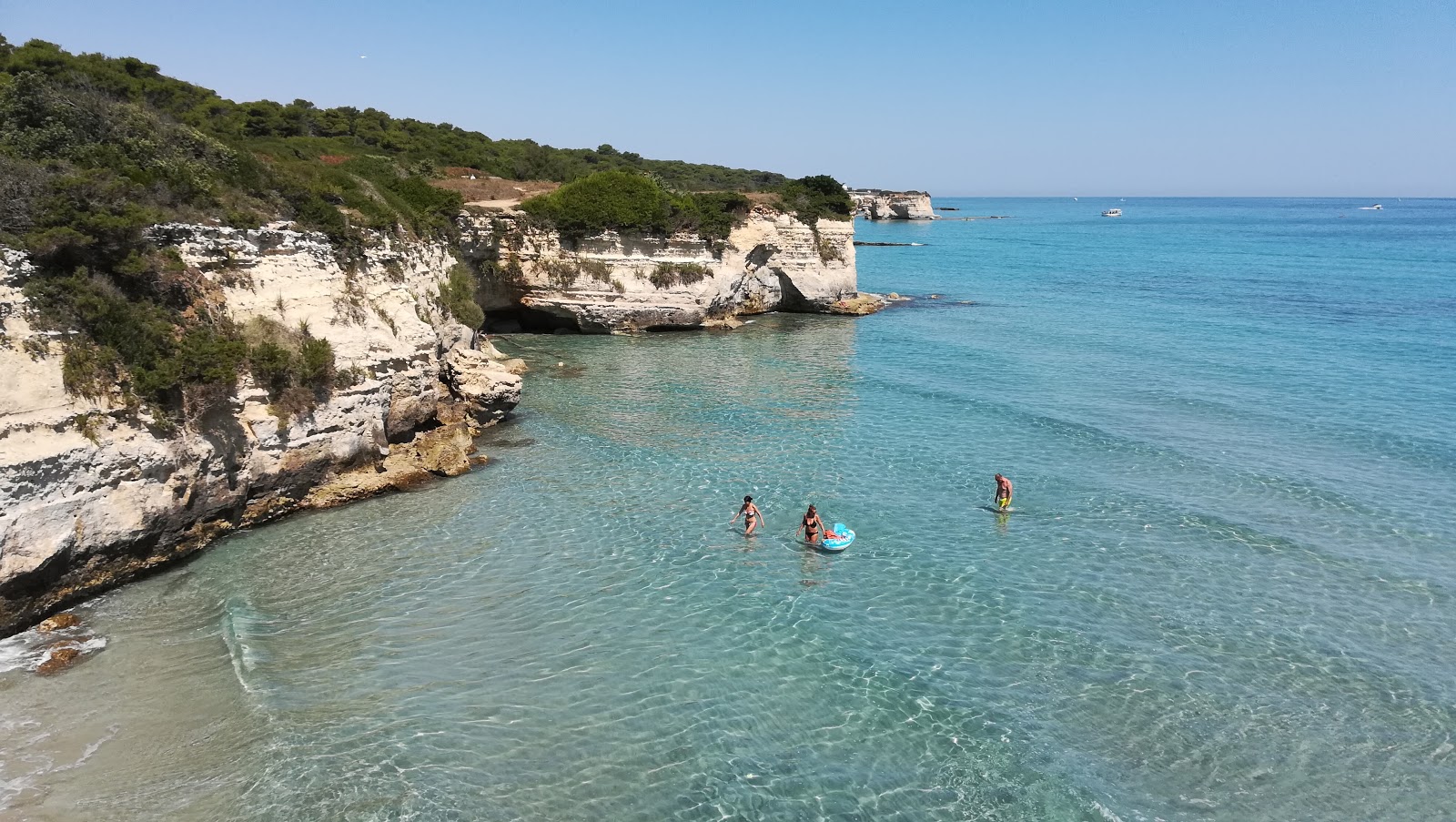 Photo de Conca Specchiulla Beach entouré de montagnes