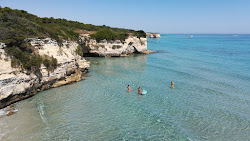 Photo de Conca Specchiulla Beach entouré de montagnes