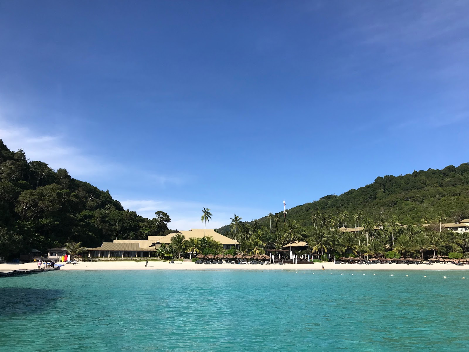 Photo de Plage de Taaras protégé par des falaises