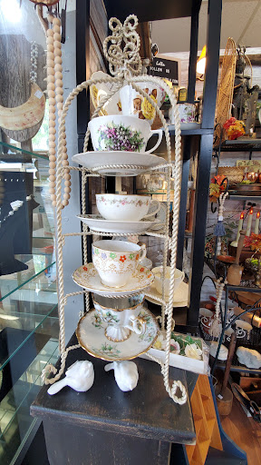 Shopping Mall «Town Peddler Craft and Antique Mall», reviews and photos, 35323 Plymouth Rd, Livonia, MI 48150, USA