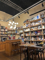 Photo n°7 de Les Domaines Qui Montent - Caviste - Quartier Montorgueil à Paris ()