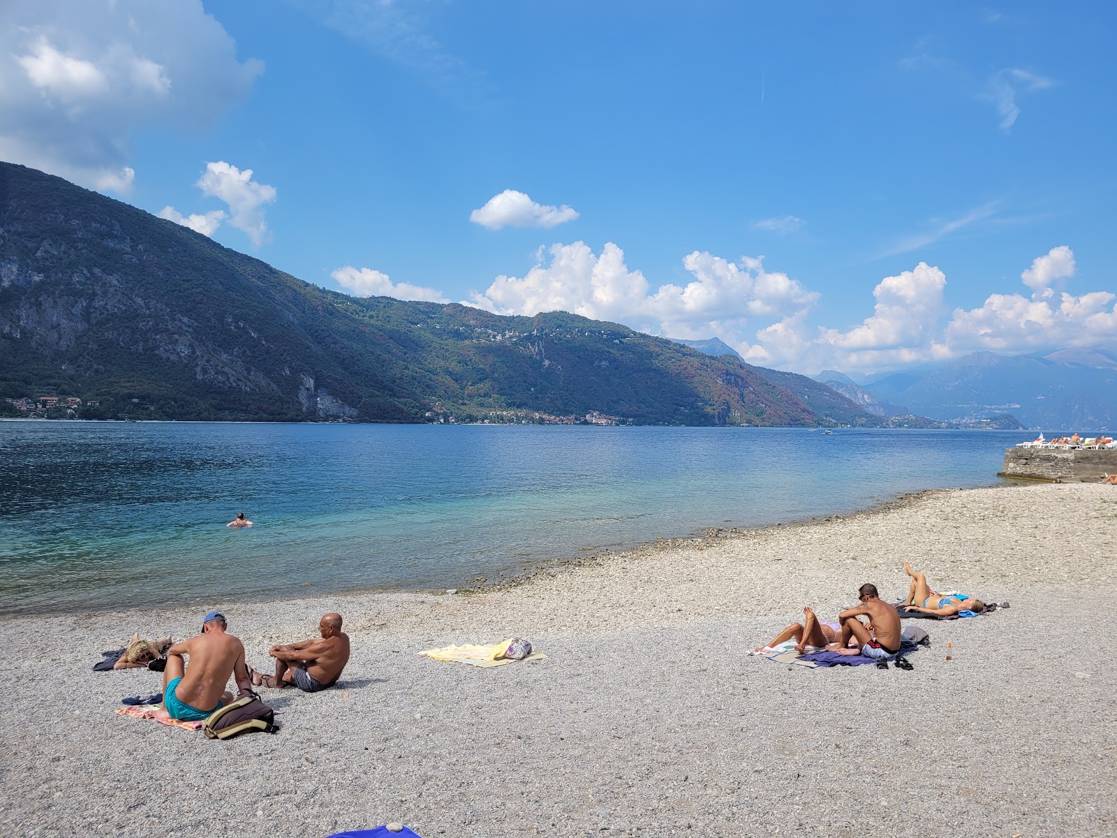 Lido Mandello del Lario'in fotoğrafı uçurumlarla desteklenmiş