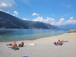 Lido Mandello del Lario'in fotoğrafı uçurumlarla desteklenmiş