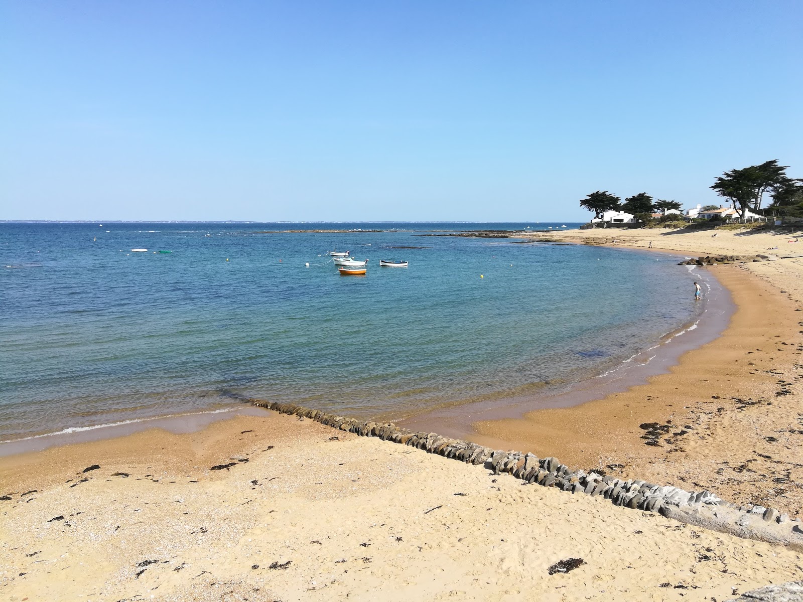 Foto di Madeleine beach con una superficie del sabbia bianca