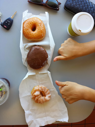 Royal Donuts, 633 S Arroyo Pkwy, Pasadena, CA 91105, USA, 
