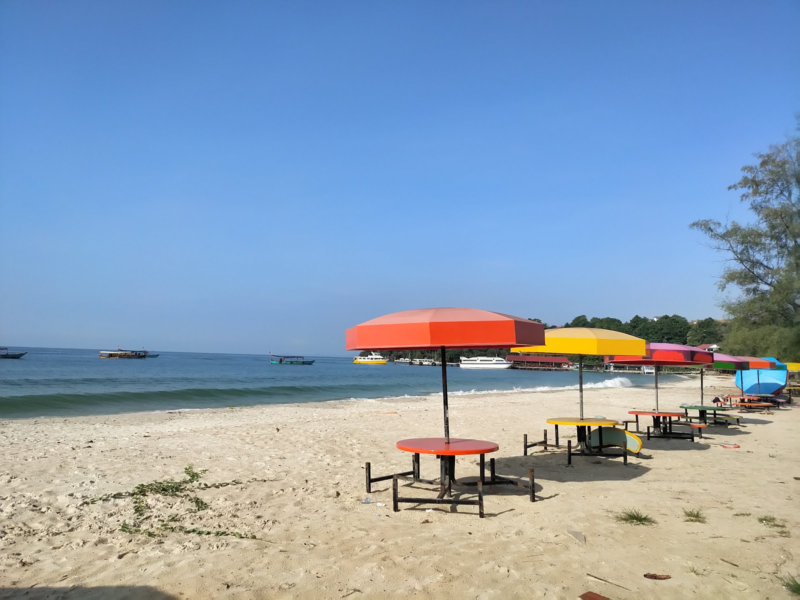 Fotografie cu Ou Chheuteal Beach și așezarea