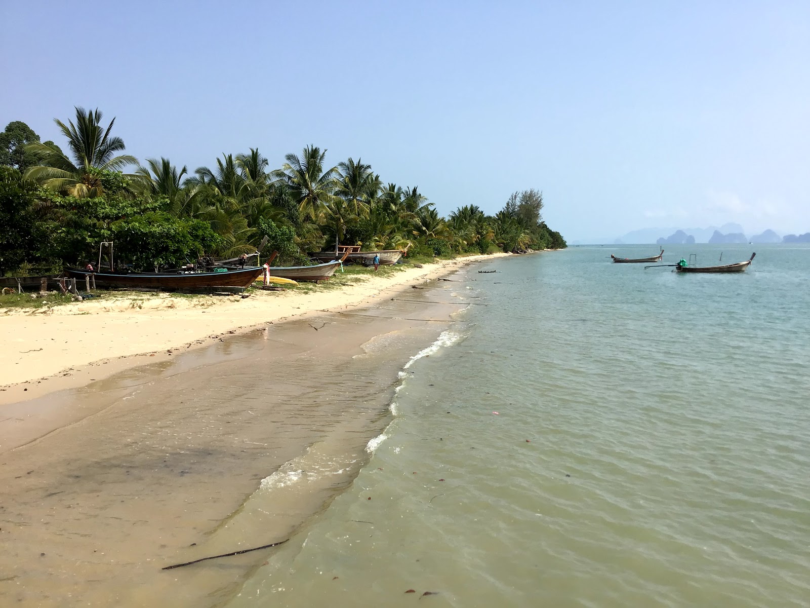 Zdjęcie Koh Yao Yai Beach z powierzchnią jasny, drobny piasek