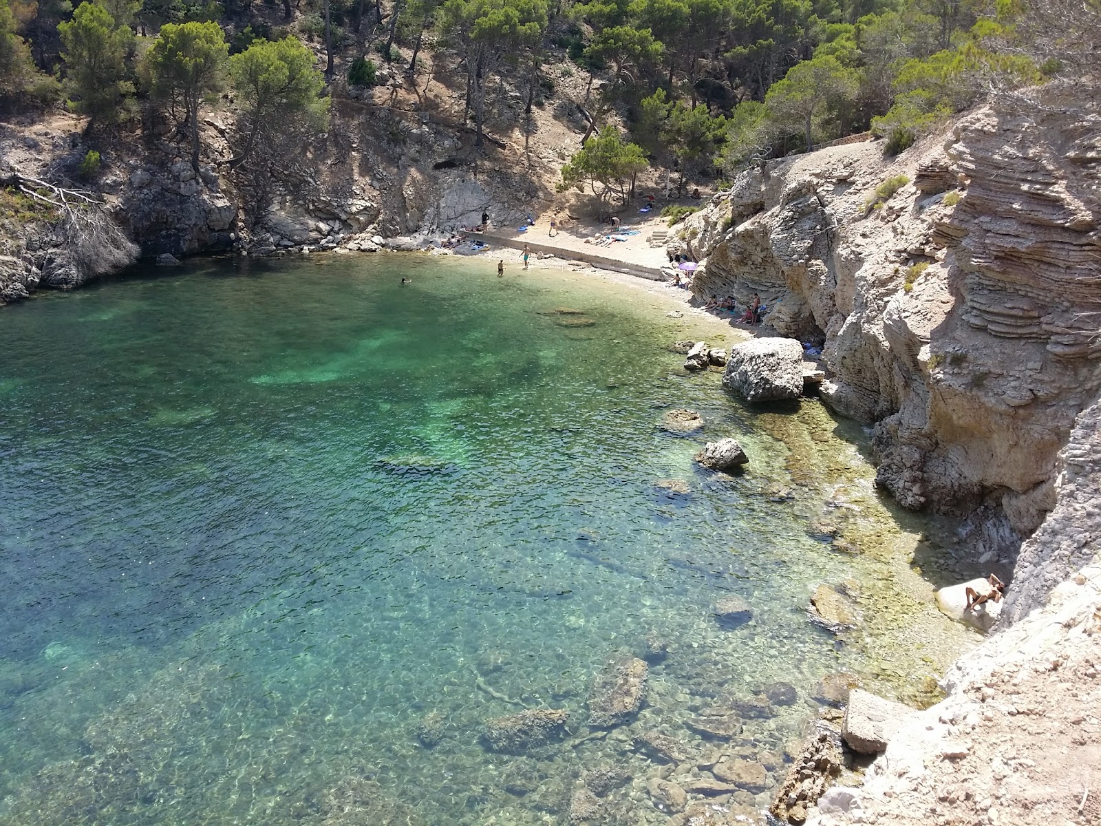 Calo d'en Monjo的照片 带有碧绿色纯水表面