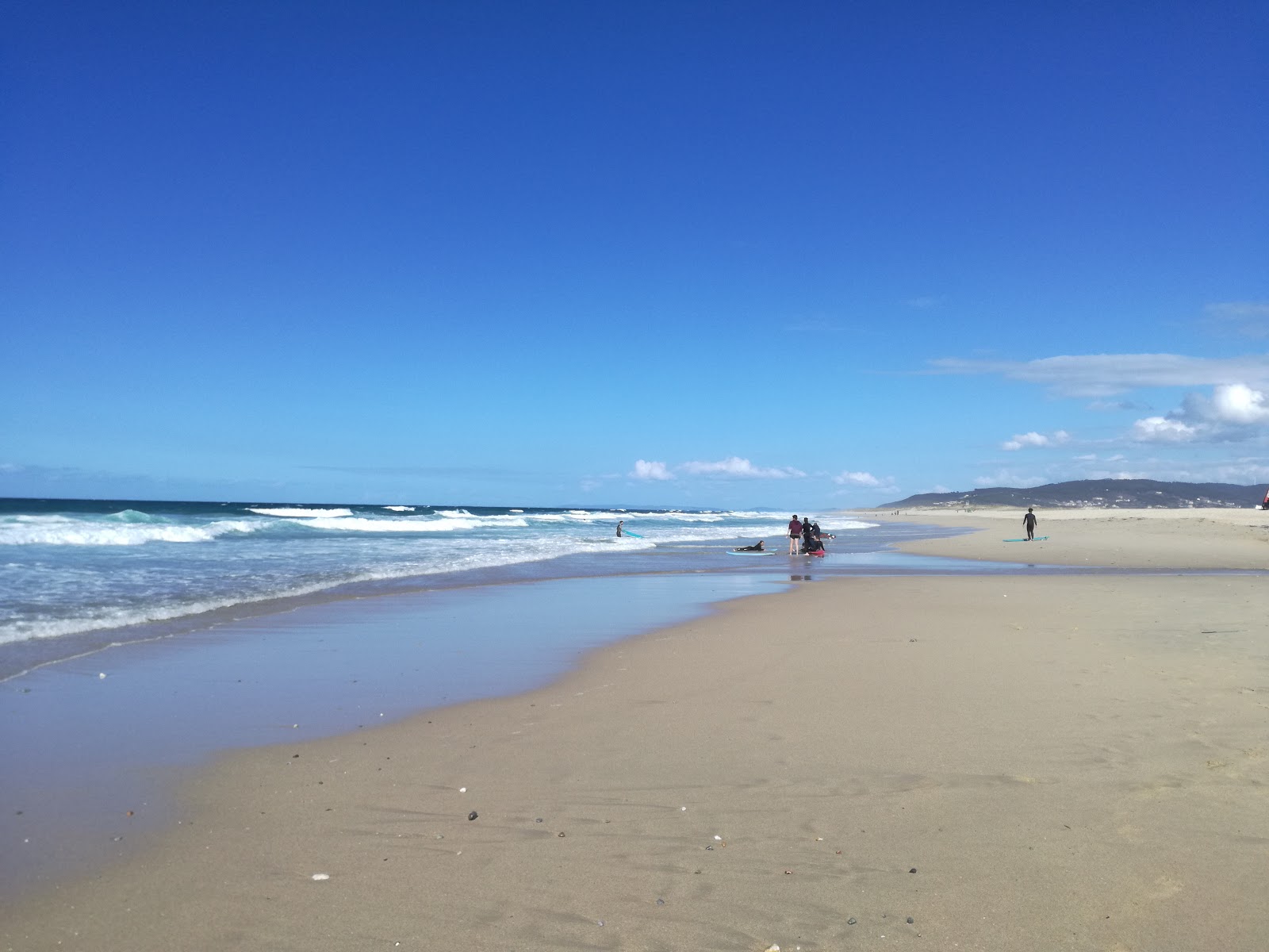 Praia de Baldaio II的照片 带有蓝色纯水表面
