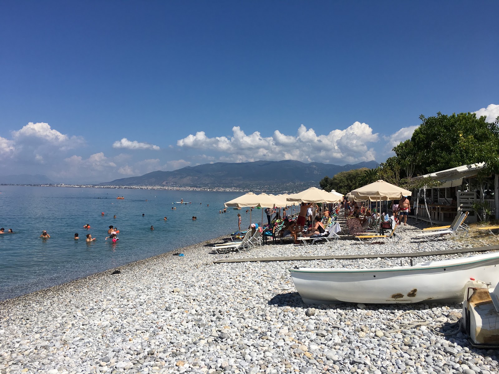 Photo de Paralia Mikri Mantinia avec plusieurs baies spacieuses