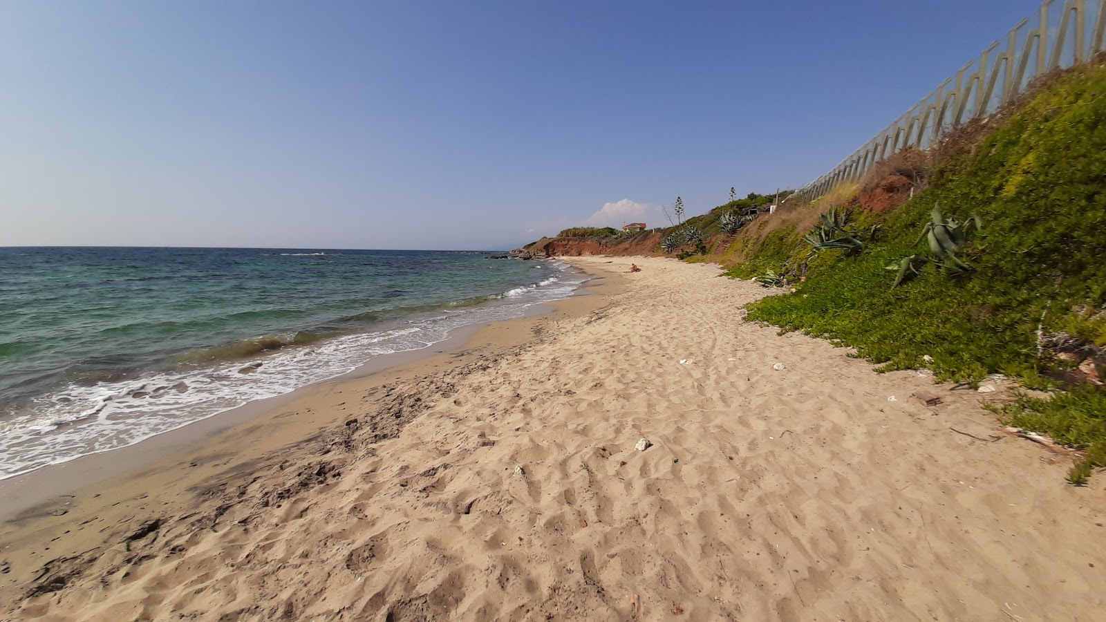 Foto de Alonaki beach - lugar popular entre os apreciadores de relaxamento