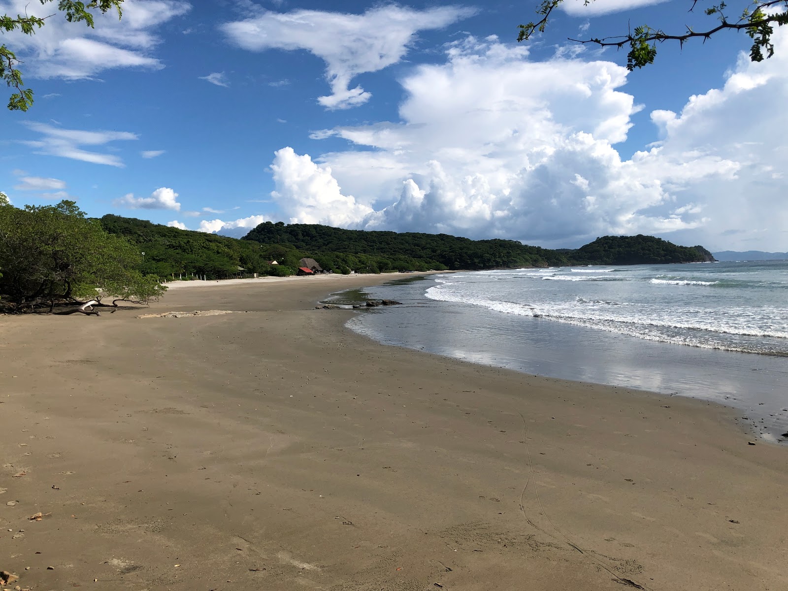 Foto von Der Coco Beach von Klippen umgeben