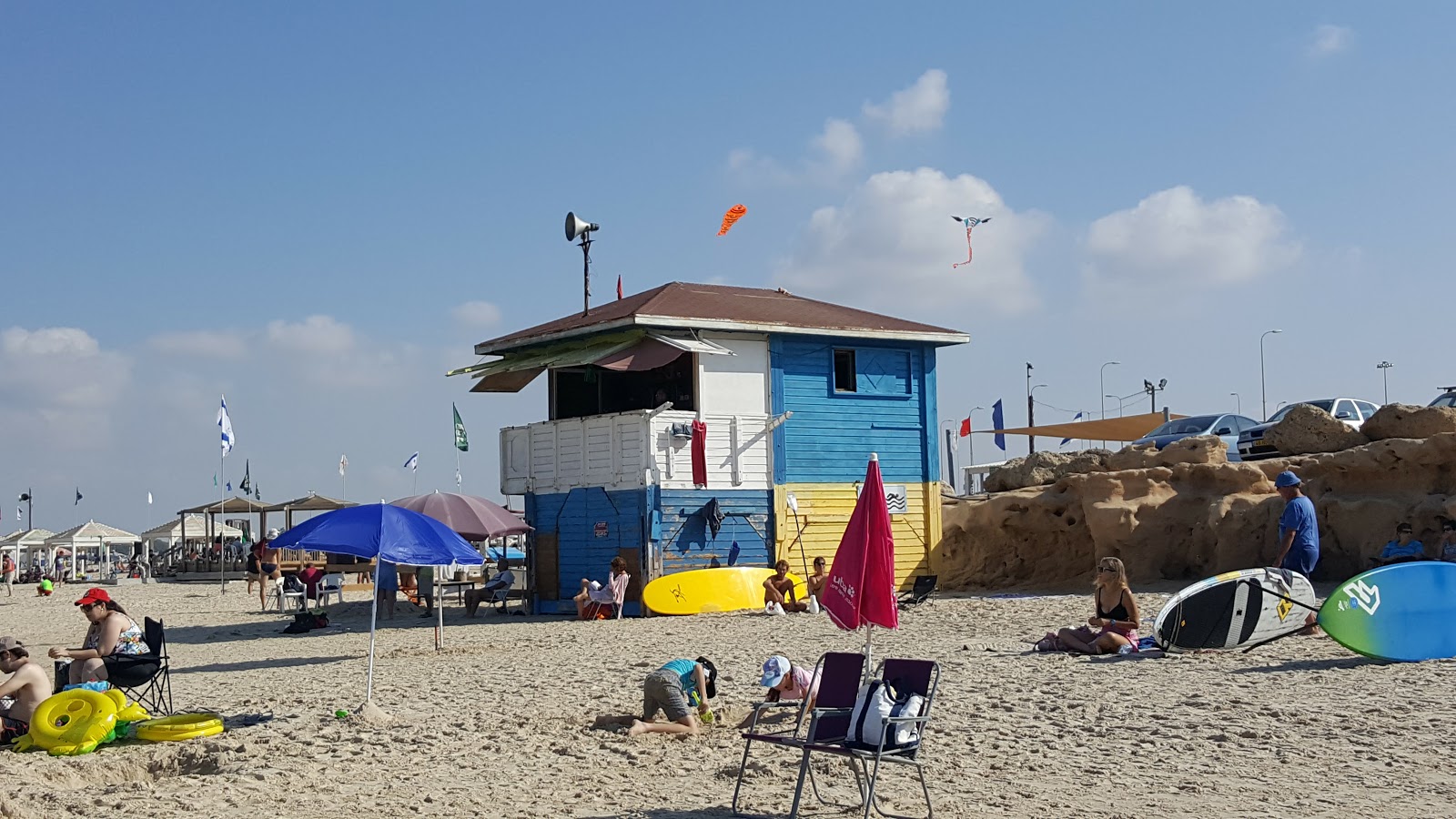 Foto de Beit Yanai beach - lugar popular entre os apreciadores de relaxamento