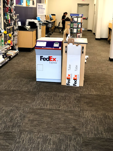 Print Shop «FedEx Office Print & Ship Center», reviews and photos, 1078 W Main St, Branford, CT 06405, USA