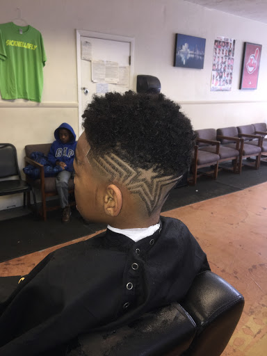 Barber Shop «Crowned Barber Shop», reviews and photos, 9326 Garfield Blvd, Garfield Heights, OH 44125, USA