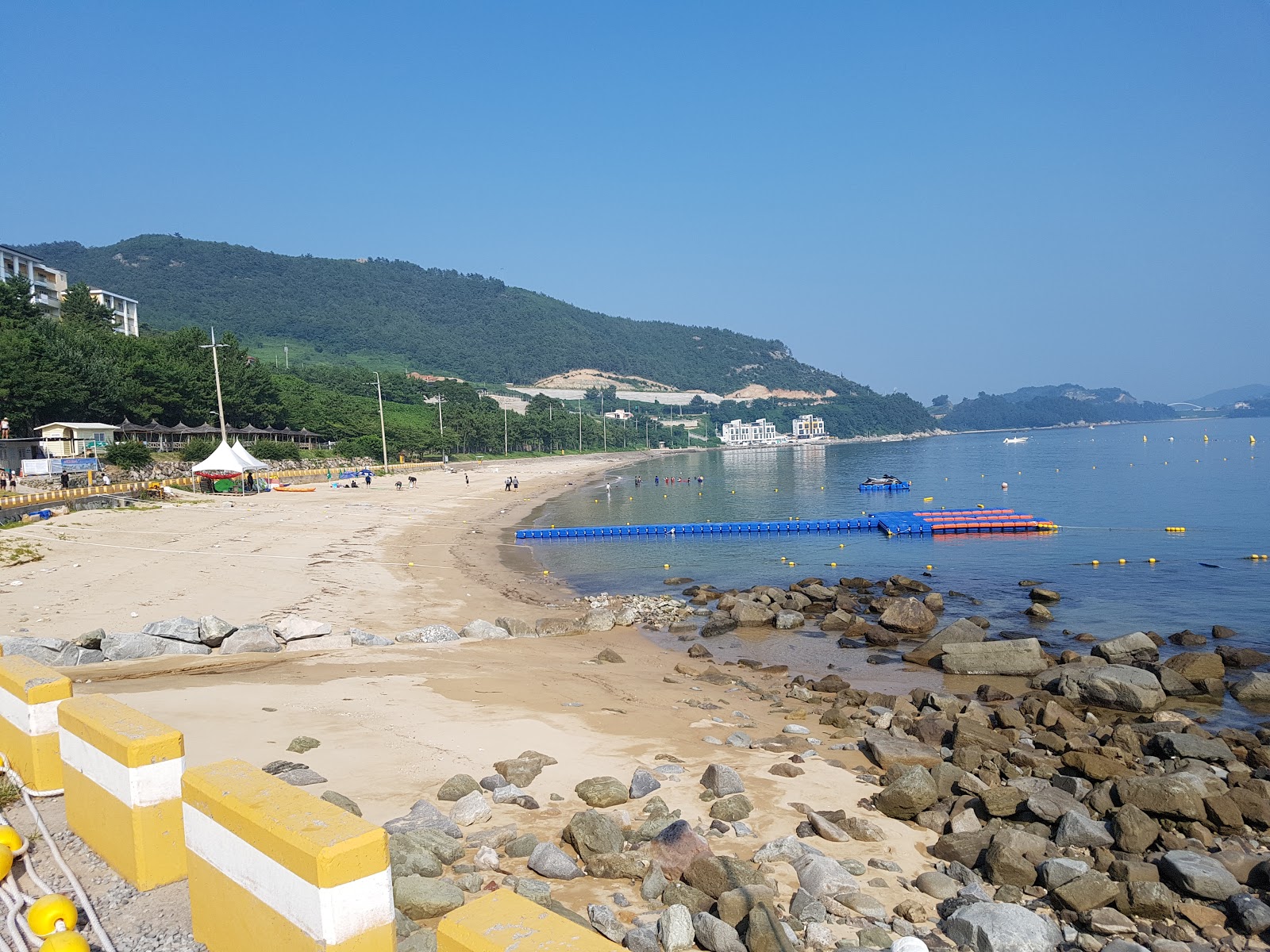 Fotografija Jangdeung Beach z svetel pesek površino