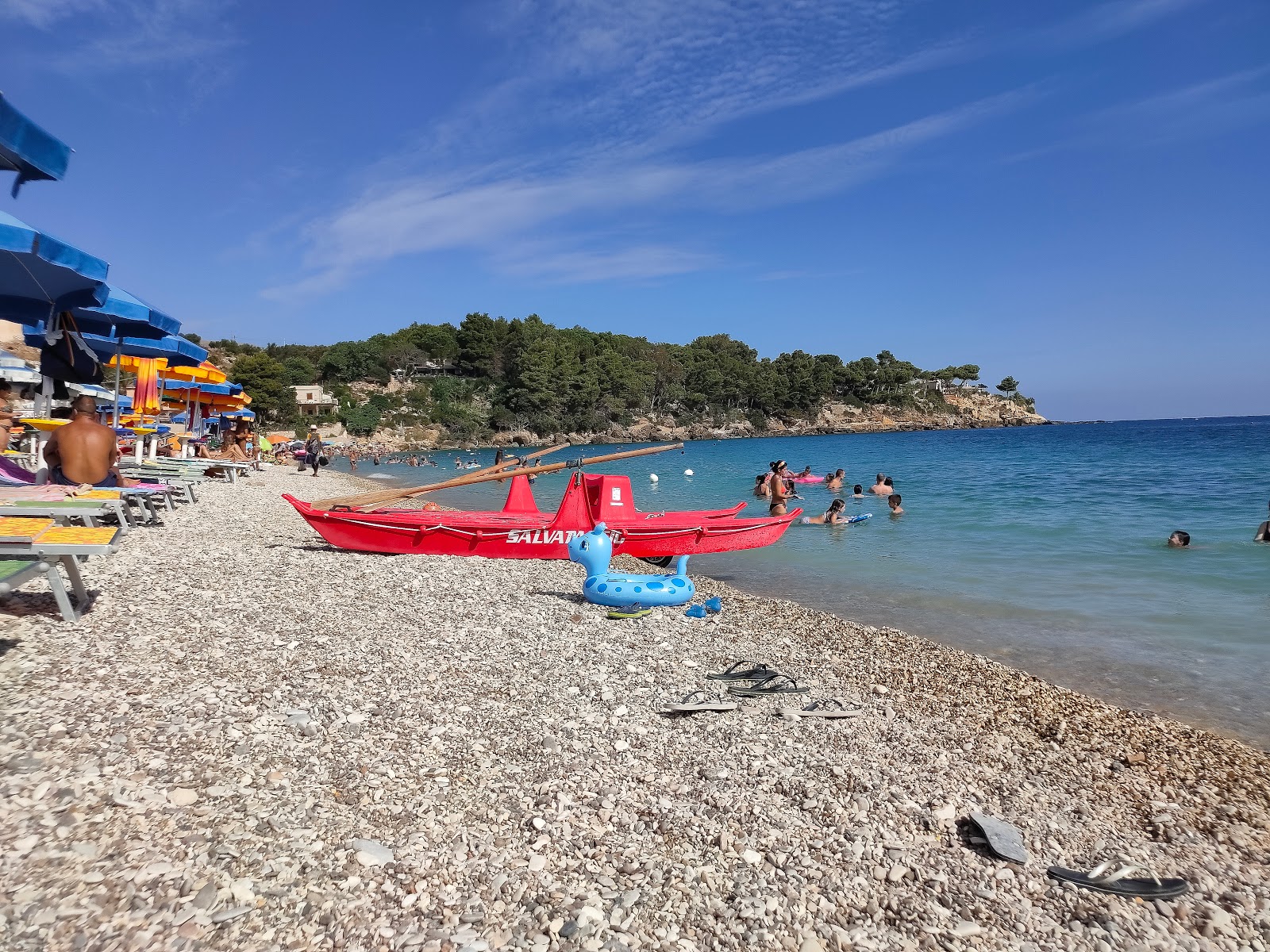Foto von Spiaggia di Guidaloca von Klippen umgeben