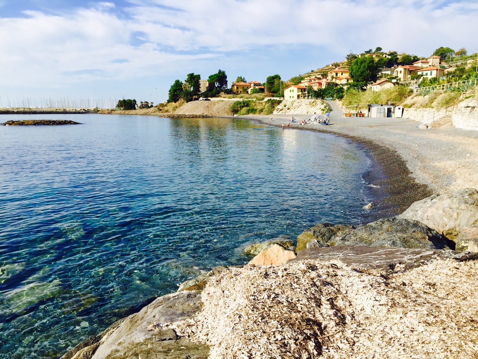 Foto van Aregai di Cipressa Beach met grijze kiezel oppervlakte