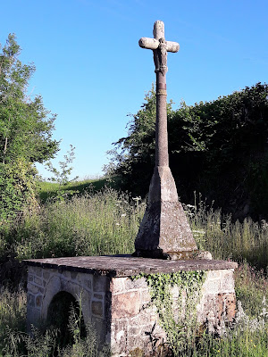 Fontaine et Croix de Saint Pierre à Gouttières