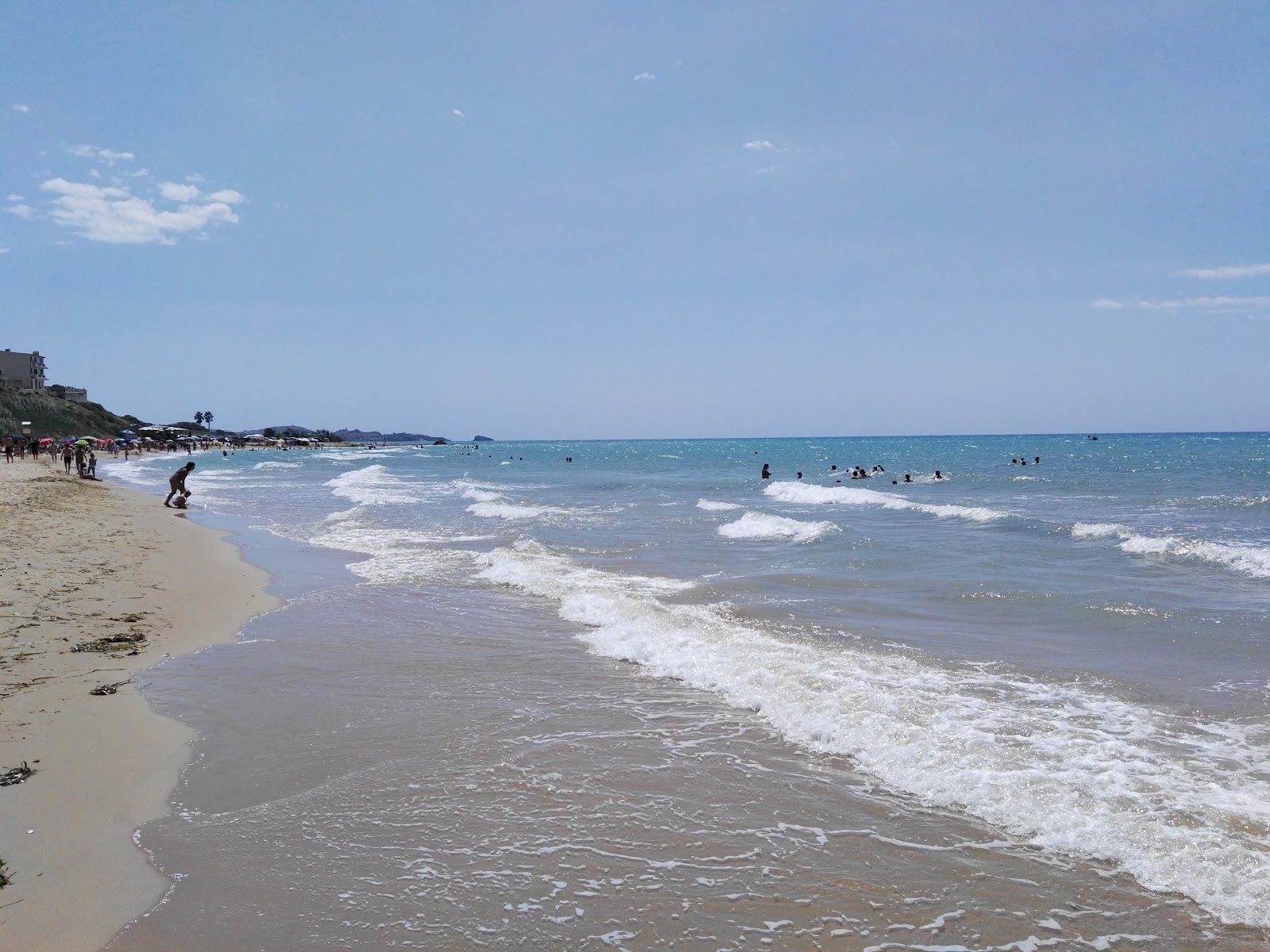 Ocean beach的照片 带有明亮的细沙表面