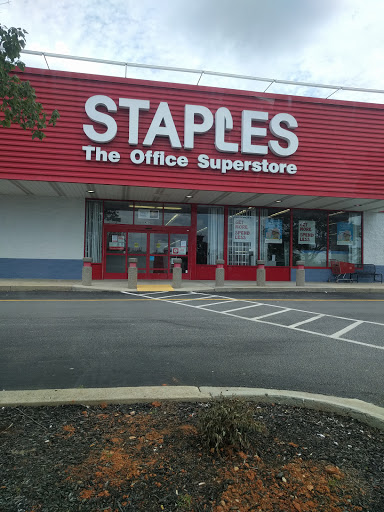 Office Supply Store «Staples», reviews and photos, 4214 W Wendover Ave, Greensboro, NC 27407, USA