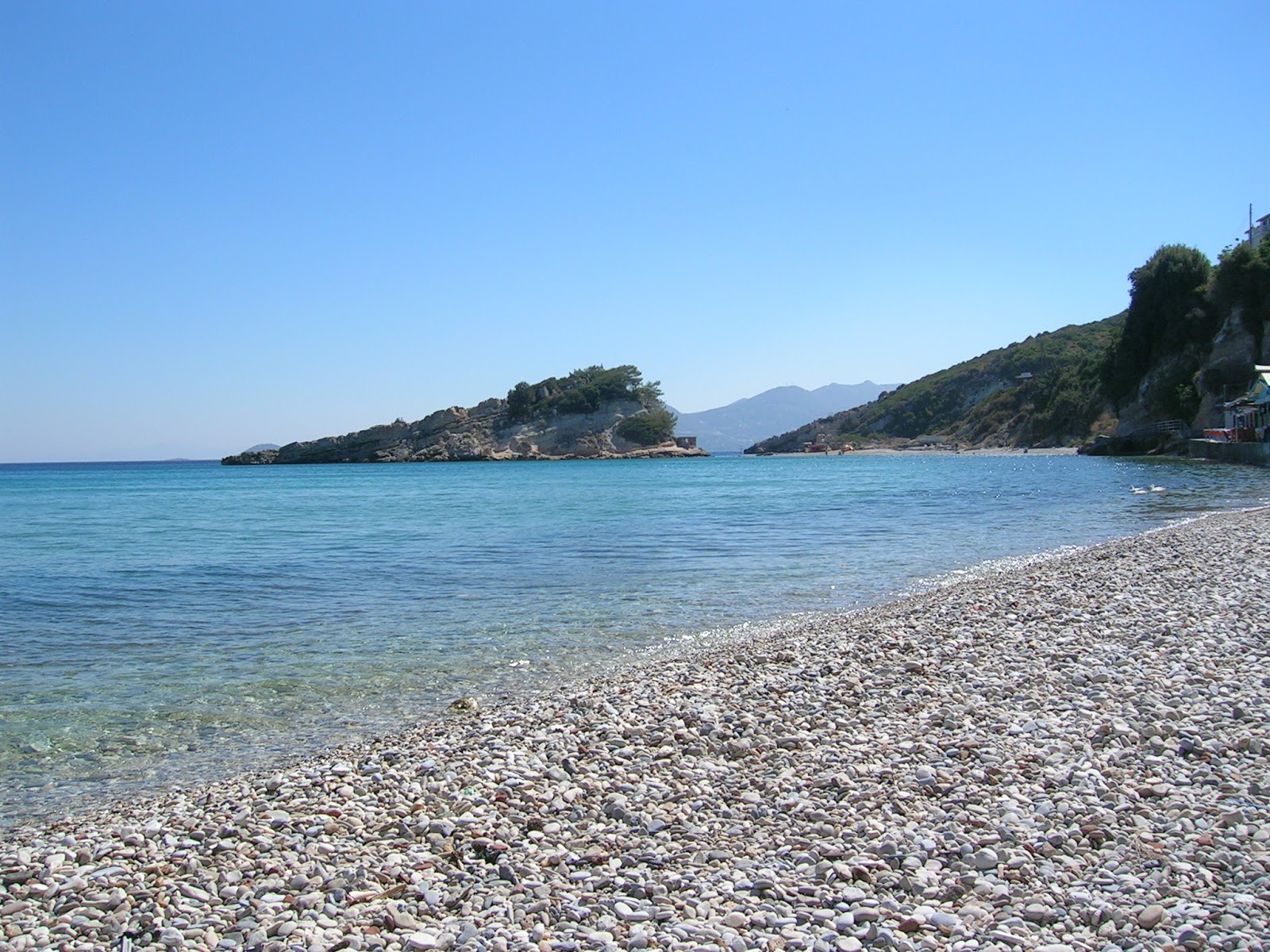 Foto de Agios Paraskevi com pequena baía