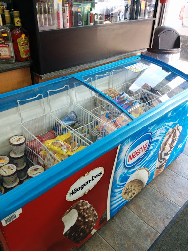 Pizza Restaurant «Alan D Liquor», reviews and photos, 2300 W Auburn Rd, Rochester Hills, MI 48309, USA