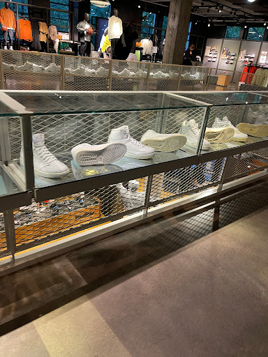 Clothing Store «Nike Portland», reviews and photos, 638 SW 5th Ave, Portland, OR 97201, USA