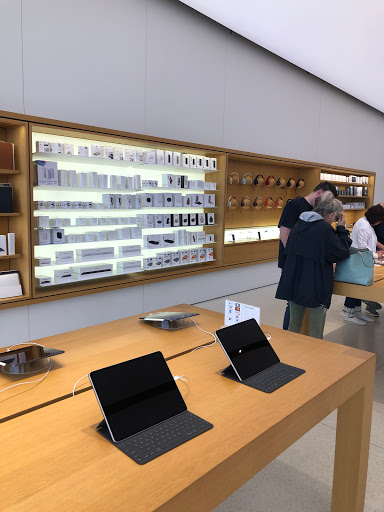 Computer Store «Apple Legacy Place», reviews and photos, 508 Legacy Pl, Dedham, MA 02026, USA