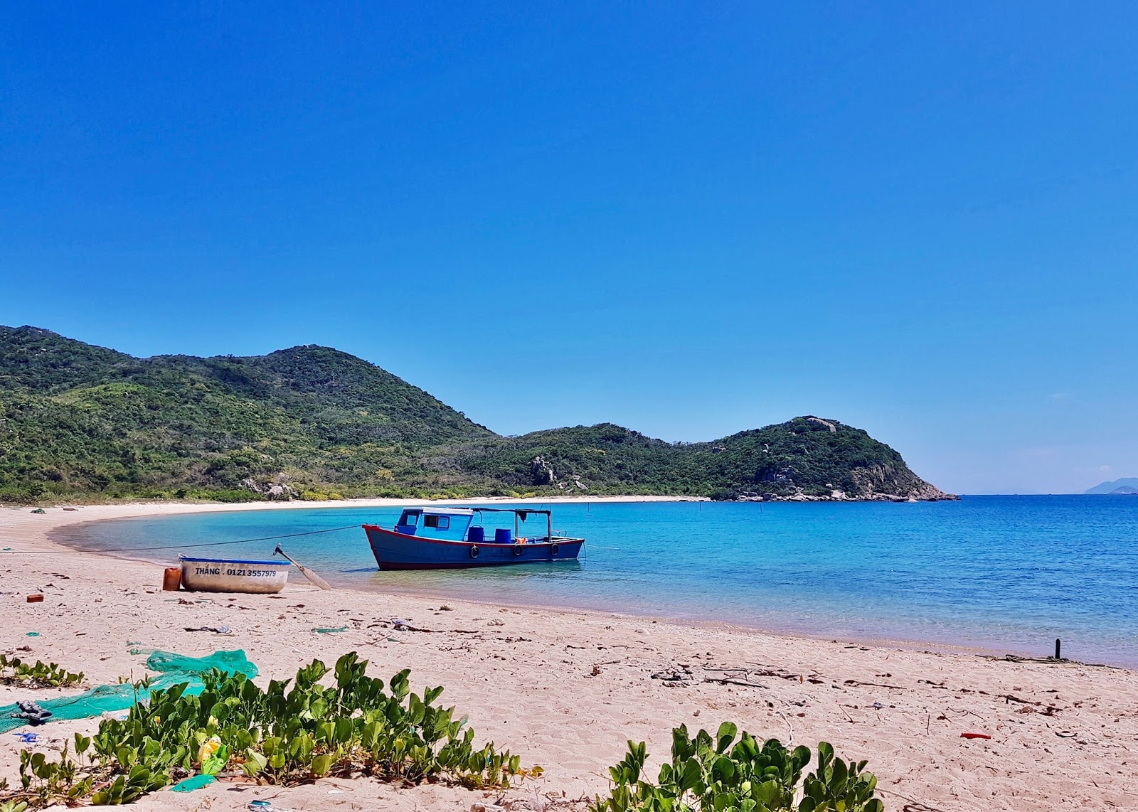 Fotografija Bai Dam Beach z svetel pesek površino